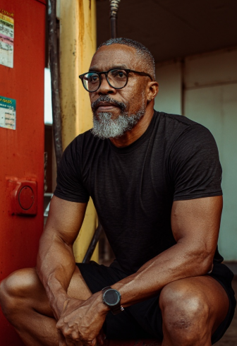 clients-homme-40-50-ans - Magnet bois a Baie Mahault - optique-carnot-pointe-a-pitre